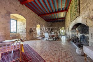 Un château exquis datant du Moyen Âge, niché sur une colline et offrant des vues panoramiques à couper le souffle