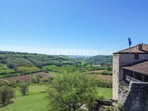 Un château exquis datant du Moyen Âge, niché sur une colline et offrant des vues panoramiques à couper le souffle