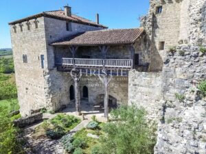 Un château exquis datant du Moyen Âge, niché sur une colline et offrant des vues panoramiques à couper le souffle