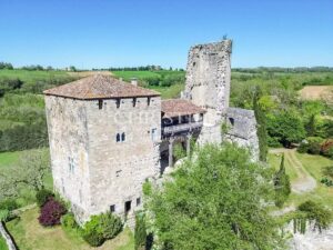 Un château exquis datant du Moyen Âge, niché sur une colline et offrant des vues panoramiques à couper le souffle