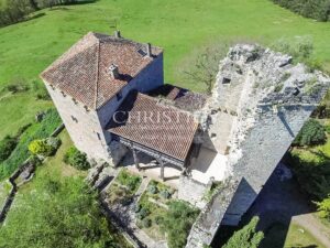 Un château exquis datant du Moyen Âge, niché sur une colline et offrant des vues panoramiques à couper le souffle