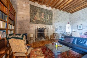 Un château exquis datant du Moyen Âge, niché sur une colline et offrant des vues panoramiques à couper le souffle