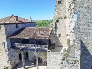 Un château exquis datant du Moyen Âge, niché sur une colline et offrant des vues panoramiques à couper le souffle