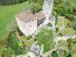 Un château exquis datant du Moyen Âge, niché sur une colline et offrant des vues panoramiques à couper le souffle
