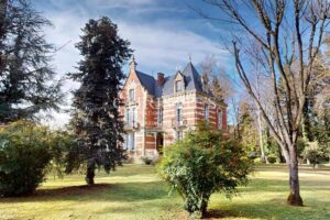 Élégante maison de caractère avec parc arboré, piscine et fort potentiel d’accueil