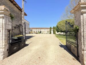Where Tuscany Meets the Charente – A Distinguished Estate with Endless Horizons