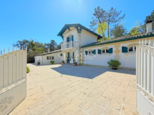 Villa rénovée piscine jardin paysager