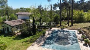 Villa rénovée piscine jardin paysager