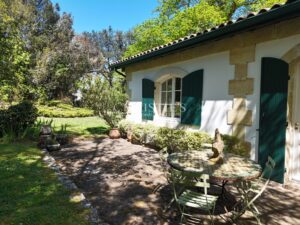 Villa rénovée piscine jardin paysager