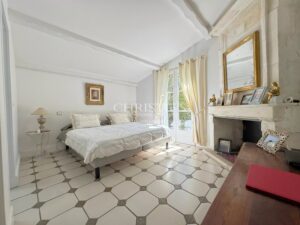 Villa rénovée piscine jardin paysager