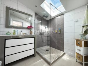 Villa rénovée piscine jardin paysager