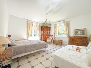 Villa rénovée piscine jardin paysager