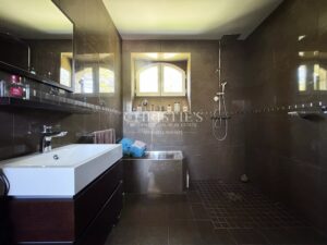 Villa rénovée piscine jardin paysager