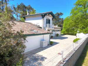 Villa rénovée piscine jardin paysager