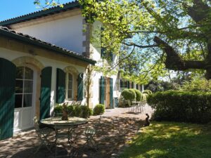 Villa rénovée piscine jardin paysager