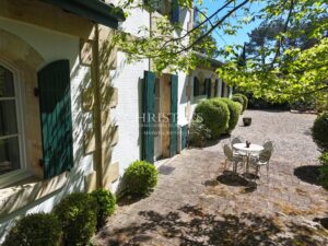 Villa rénovée piscine jardin paysager