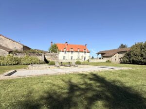 A Character Estate with Courtyard and Parkland – Space, Authenticity and Enduring Quality in the Limousin