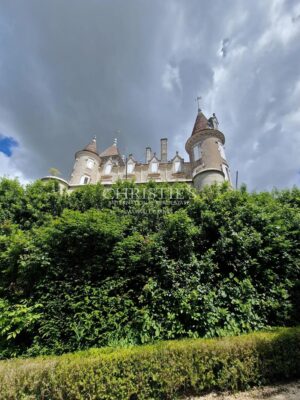 A Breathtaking Chateau Estate, elegantly situated atop the region's Highest Hill
