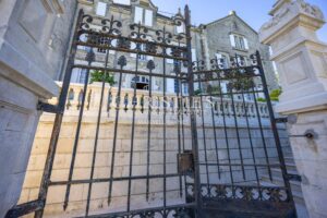 Un domaine de château à couper le souffle, élégamment perché au sommet de la plus haute colline de la région