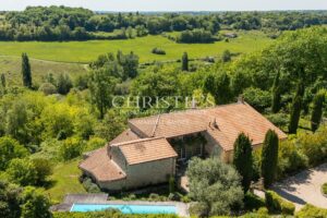 Propriété de charme nichée dans un écrin de nature, avec vues dégagées