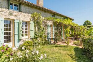 Propriété de charme nichée dans un écrin de nature, avec vues dégagées