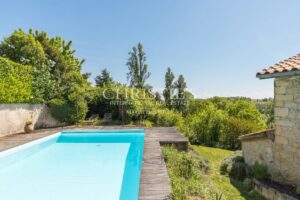 Propriété de charme nichée dans un écrin de nature, avec vues dégagées