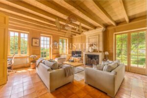 Propriété de charme nichée dans un écrin de nature, avec vues dégagées