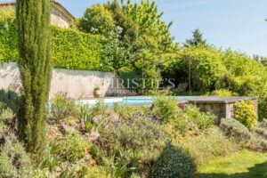 Propriété de charme nichée dans un écrin de nature, avec vues dégagées