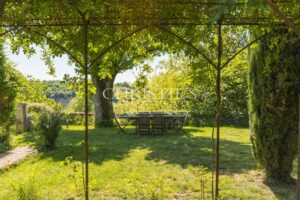 Propriété de charme nichée dans un écrin de nature, avec vues dégagées