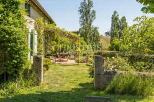 Propriété de charme nichée dans un écrin de nature, avec vues dégagées