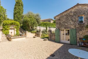 Propriété de charme nichée dans un écrin de nature, avec vues dégagées