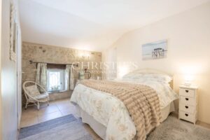 The Exquisite Plum Tree Farmhouse: Featuring a Pool and 3 acres Land