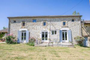 The Exquisite Plum Tree Farmhouse: Featuring a Pool and 3 acres Land