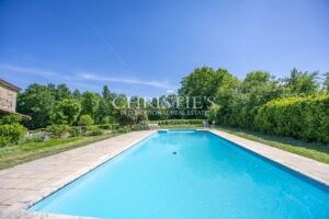 The Exquisite Plum Tree Farmhouse: Featuring a Pool and 3 acres Land