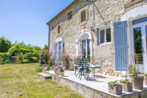 The Exquisite Plum Tree Farmhouse: Featuring a Pool and 3 acres Land