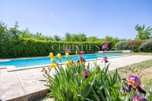 The Exquisite Plum Tree Farmhouse: Featuring a Pool and 3 acres Land