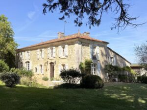 Character house with pool, 5 bedrooms, 3.5 ha land – 20 min from Angoulême