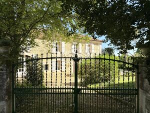 Character house with pool, 5 bedrooms, 3.5 ha land – 20 min from Angoulême