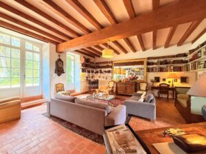 Character house with pool, 5 bedrooms, 3.5 ha land – 20 min from Angoulême