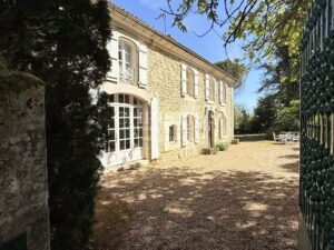 Character house with pool, 5 bedrooms, 3.5 ha land – 20 min from Angoulême
