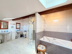Character house with pool, 5 bedrooms, 3.5 ha land – 20 min from Angoulême