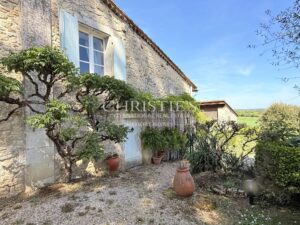 Character house with pool, 5 bedrooms, 3.5 ha land – 20 min from Angoulême