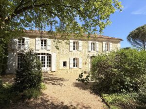 Character house with pool, 5 bedrooms, 3.5 ha land – 20 min from Angoulême
