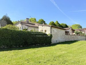 Character house with pool, 5 bedrooms, 3.5 ha land – 20 min from Angoulême