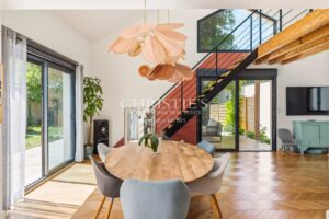 Maison familiale en bordure de forêt, proche des commodités et du tram B