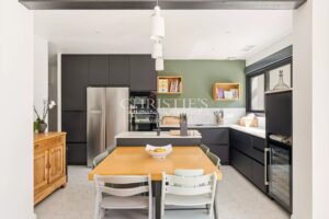 Maison familiale en bordure de forêt, proche des commodités et du tram B