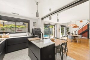 Maison familiale en bordure de forêt, proche des commodités et du tram B