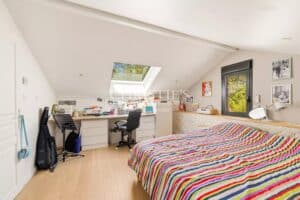 Maison familiale en bordure de forêt, proche des commodités et du tram B