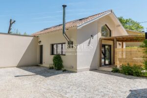Maison familiale en bordure de forêt, proche des commodités et du tram B