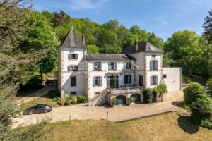 Prime Culinary Turnkey Investment Opportunity: A Michelin-Calibre Gastronomic Restaurant & Luxury Suites near Périgueux
